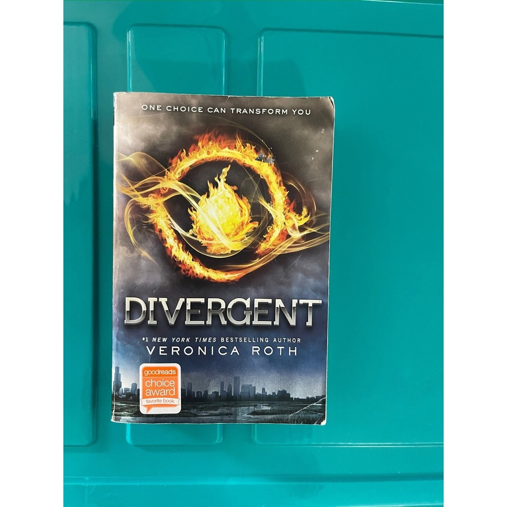 Divergent Veronica Roth Paperback Book YA Dystopian Fiction Novel First Edition